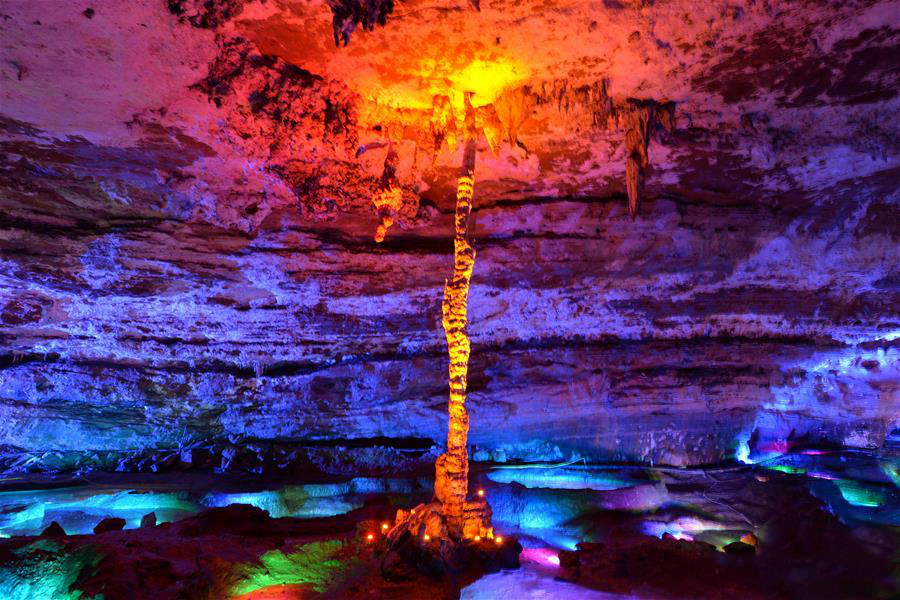 пещера шуанхэ китай, разноцветные огни в пещере