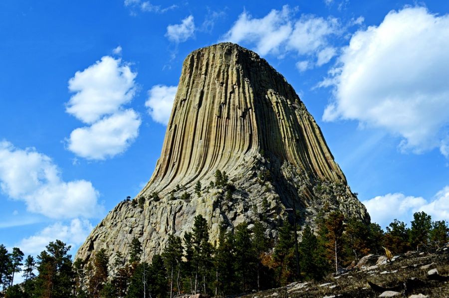 башня дьявола, необычная скала, гора на фоне неба, самые необычные места на земле