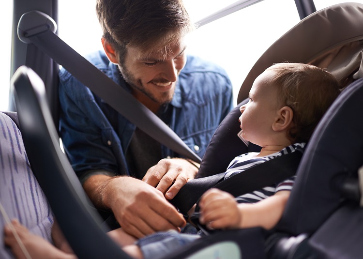 папа и ребенок, детское кресло в машине, поездка на море на машине