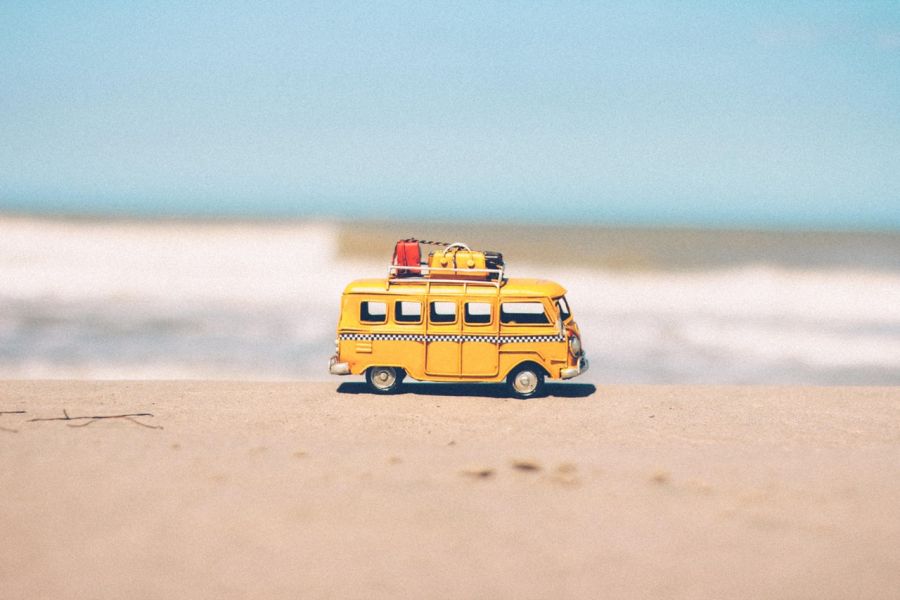 поездка на море на машине, игрушечная машина на песке