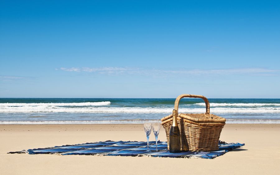 пикник на море, пикник на берегу, пикник на пляже, бокалы и шампанское, корзинка для пикника, что взять на пикник