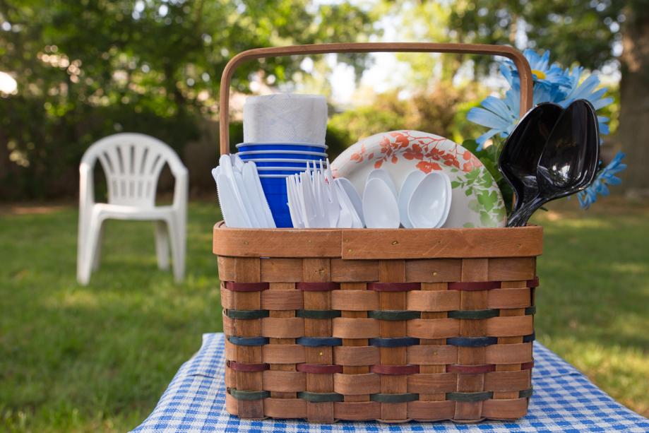 посуда для пикника, принадлежности для пикника, корзина с посудой, что взять на пикник