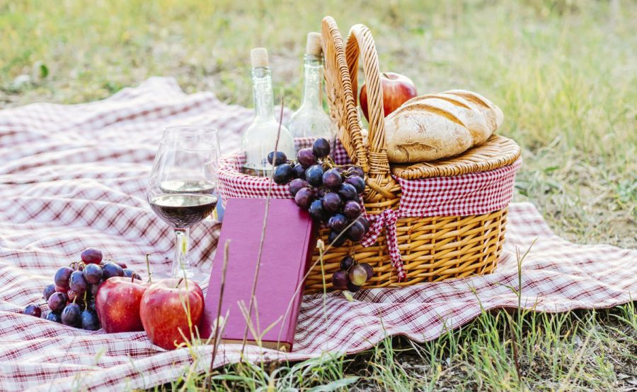 пикник, корзина с едой, еда на природе, хлеб в корзине, что взять на пикник