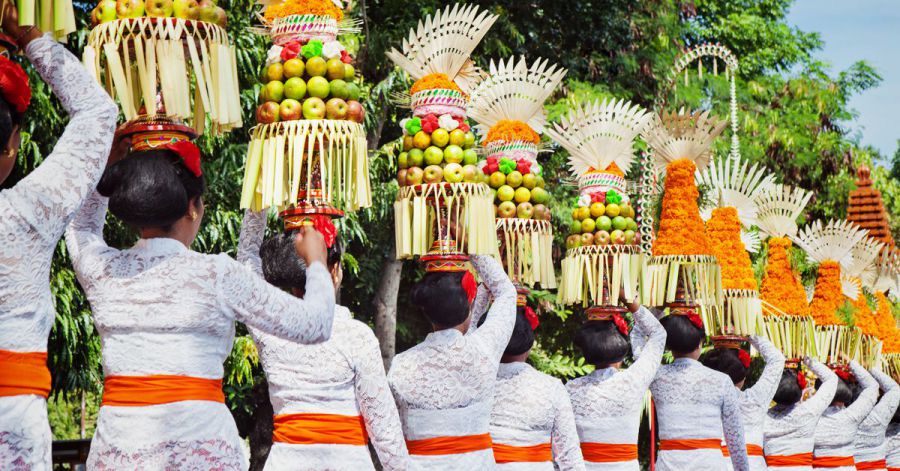 фрукты, фрукты на голове, женщины с фруктами, праздник на бали, процессия, что посмотреть на бали
