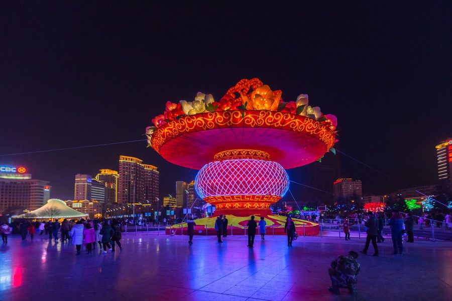 китайский новый год, традиции нового года в разных странах, китайский фонарик, площадь