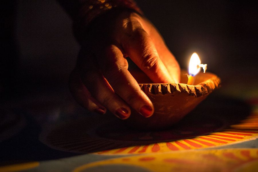 зажигать свечу, новый год в индии, свеча, традиции нового года в разных странах