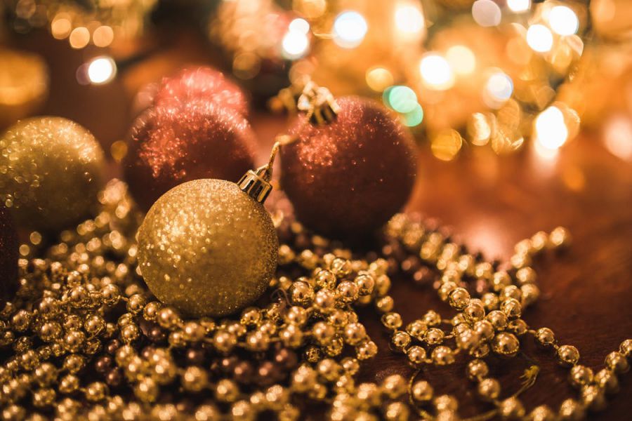 золото, блестки, елочные шары, бусы, новый год, елочные украшения