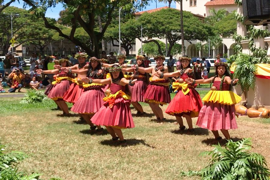 танующие люди, танец хулу, гавайский танец, гавайцы, фестиваль принца лот, дерево хитачи