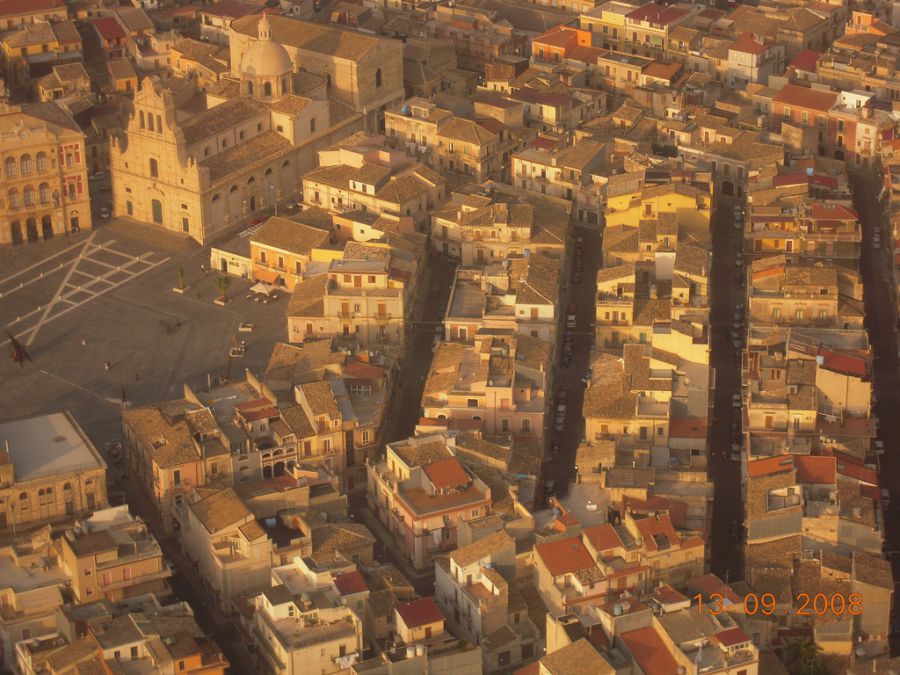 граммикеле, шестиугольный город, вид на улицу, город с высоты, италия, сицилия