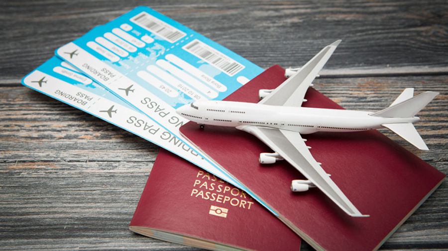 игрушечный самолет, билеты на самолет, билеты и паспорта, как купить дешевые авиабилеты