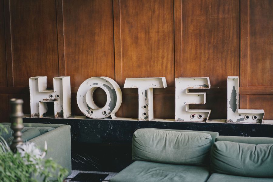 надпись hotel, коричневая стена, потертые буквы