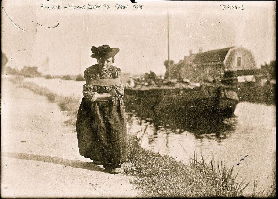 винтажное фото, старое фото, женщина тянет лодку, лошадиная баржа, конная баржа