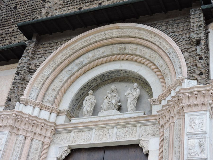 фасад здания, базилика, церковь в италии, базилика сан-петронио, скульптура на фасаде