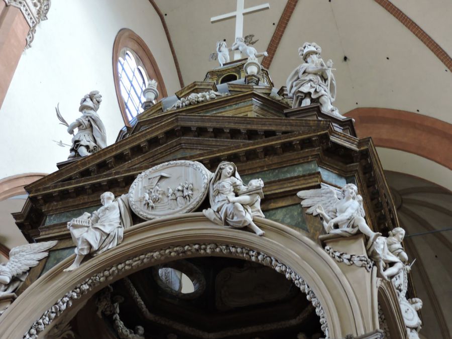 церковь в италии, базилика сан-петронио, скульптура в церкви