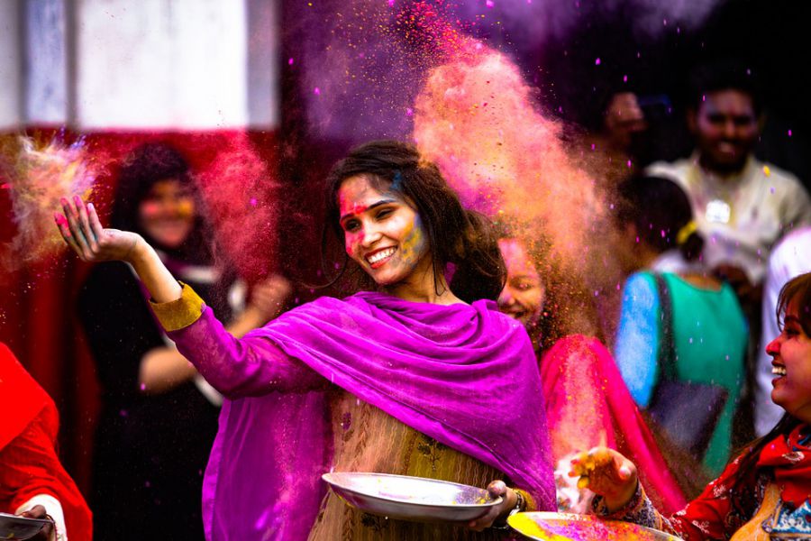 индийский фестиваль холи, цветные порошки в индии, разноцветная женщина