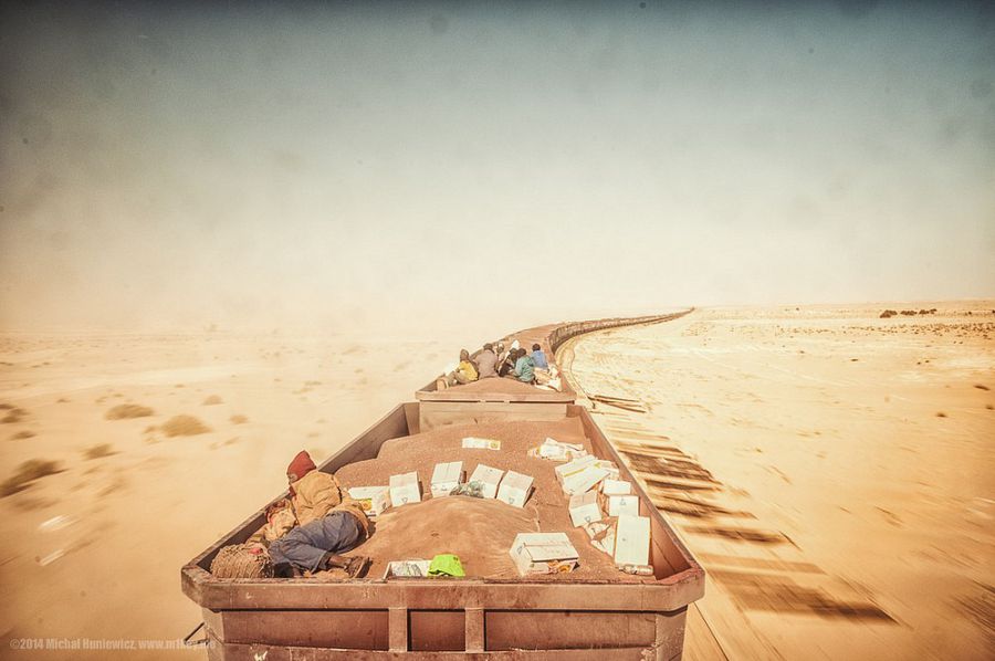 поезд жизни в мавритании, человек в вагоне, груженый вагон