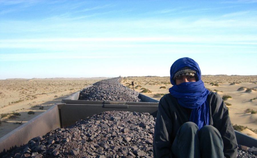 поезд жизни в мавритании, человек в вагоне, груженый вагон, вагон с рудой