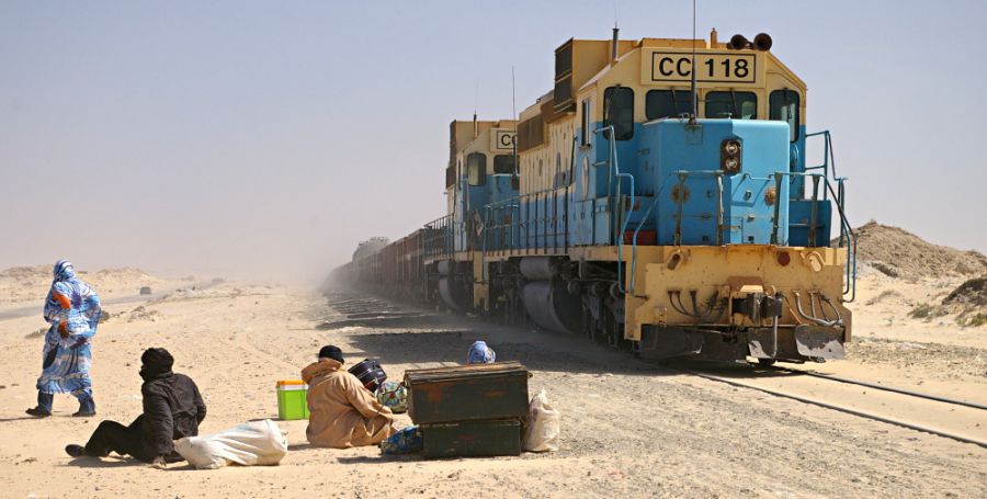 поезд жизни в мавритании, люди возле рельс, поезд в пустыне