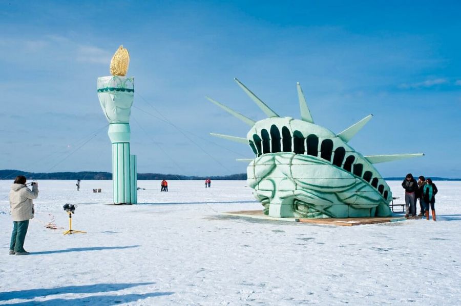 статуя свободы на озере мендота, статуя свободы во льду, копия статуи свободы, статуя из пенопласта