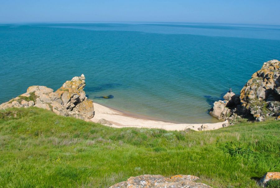 морской берег, азовское море, каменистый берег, скалы на берегу, где отдохнуть на азовском море