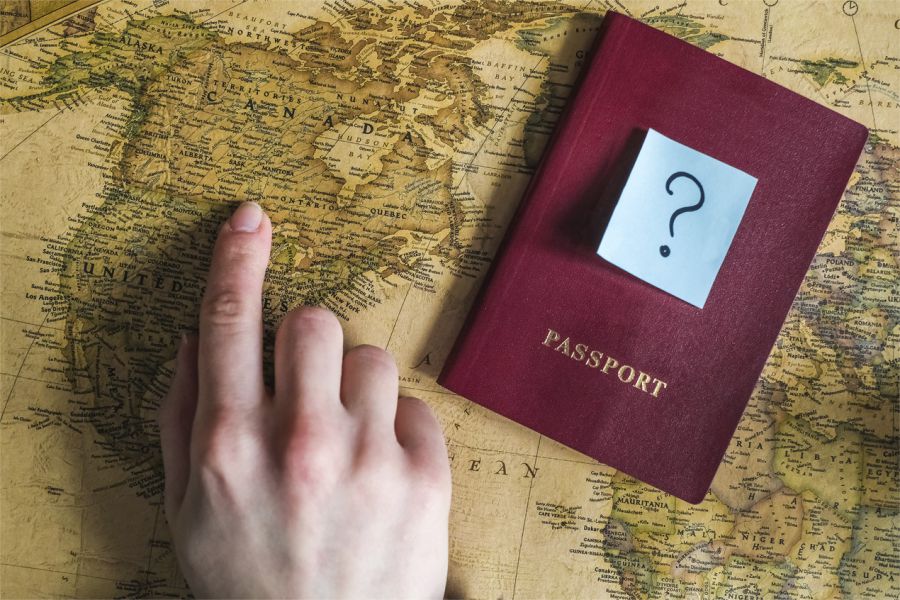 паспорт на карте, рука указывает, карта мира