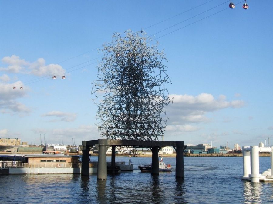 квантовое облако, необычная скульптура, скульптура в лондоне, скульптура из трубок